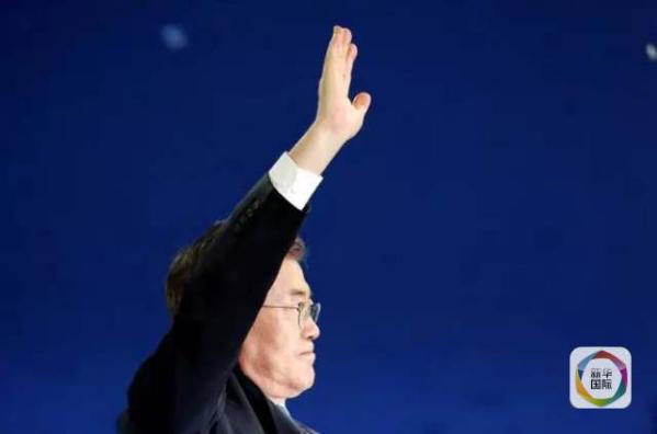 目前民調(diào)領(lǐng)先的共同民主黨候選人文在寅方面當(dāng)天上午表示，強(qiáng)行在星州部署“薩德”的做法“無視國民意愿和程序”，實(shí)際上切斷了下屆政府針對(duì)“薩德”相關(guān)政策的判斷余地。