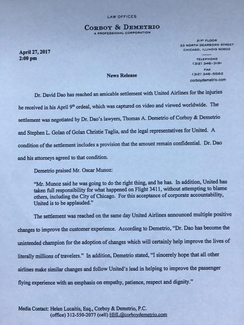 當(dāng)?shù)貢r間4月27日14點(diǎn)（北京時間28日凌晨3點(diǎn)），負(fù)責(zé)代理美聯(lián)航暴力拖拽乘客下飛機(jī)一案的律師德梅特里奧給包括央視記者在內(nèi)的媒體發(fā)來郵件，稱美聯(lián)航已與遭暴力拖拽下飛機(jī)的乘客David Dao達(dá)成和解協(xié)議。但作為條件之一，協(xié)議的具體內(nèi)容和涉及的金額保密。