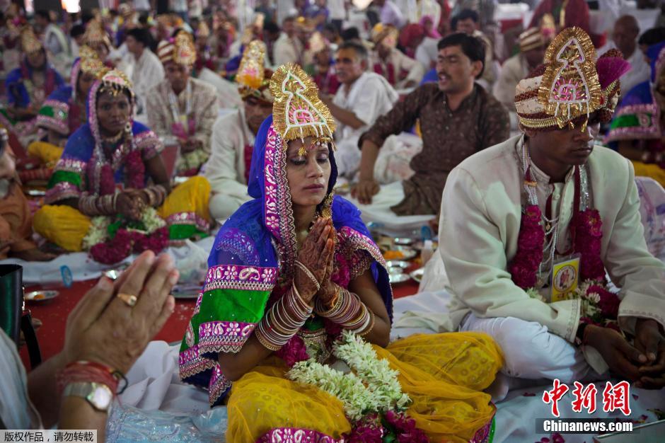 當?shù)貢r間2014年6月15日,印度新德里,印度政府為數(shù)百對貧困新人舉辦集體婚禮。
