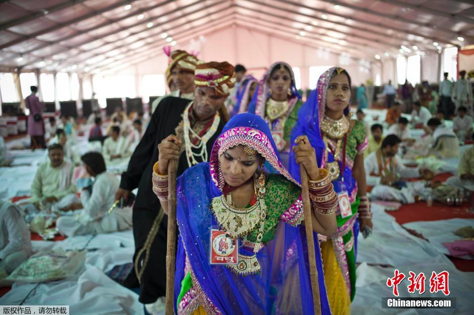 當?shù)貢r間2014年6月15日,印度新德里,印度政府為數(shù)百對貧困新人舉辦集體婚禮。