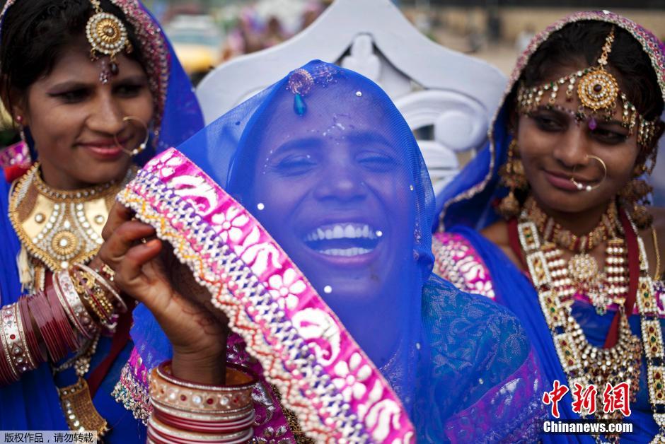 當?shù)貢r間2014年6月15日,印度新德里,印度政府為數(shù)百對貧困新人舉辦集體婚禮。