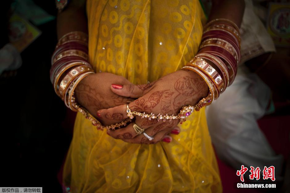 當?shù)貢r間2014年6月15日,印度新德里,印度政府為數(shù)百對貧困新人舉辦集體婚禮。