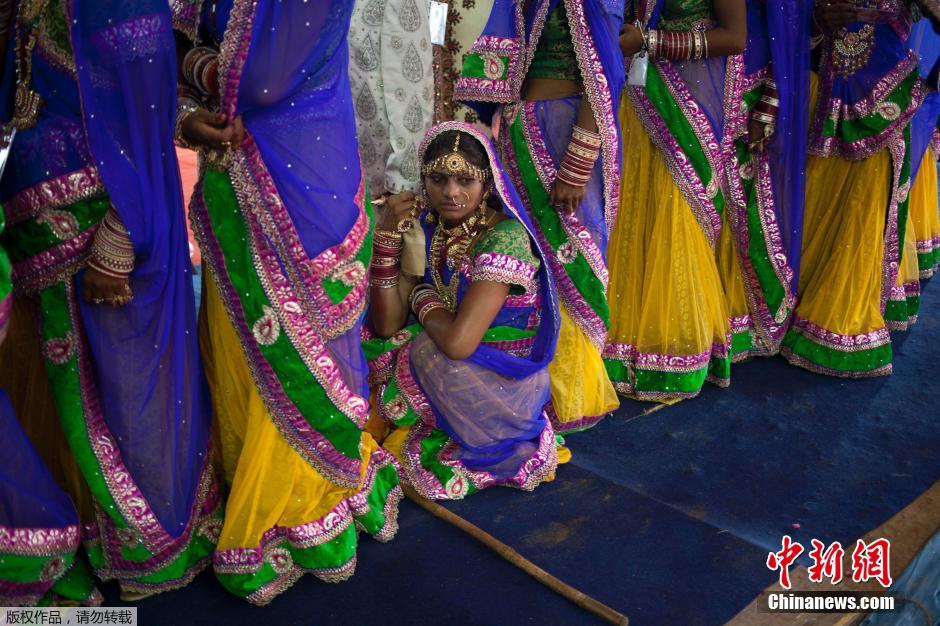 當?shù)貢r間2014年6月15日,印度新德里,印度政府為數(shù)百對貧困新人舉辦集體婚禮。