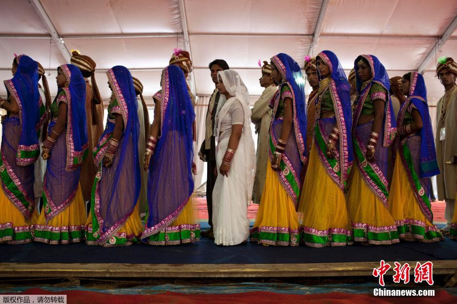 當?shù)貢r間2014年6月15日,印度新德里,印度政府為數(shù)百對貧困新人舉辦集體婚禮。