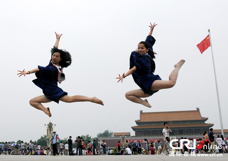 幾名打?qū)W生天安門廣場創(chuàng)意留影。圖片來源：金聞/CFP