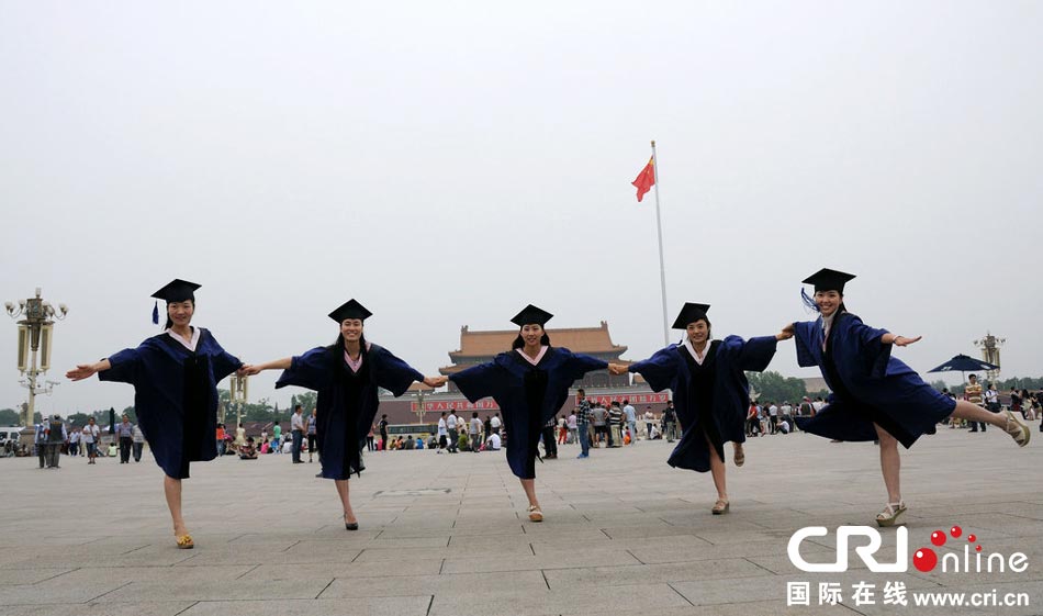 幾名打?qū)W生天安門廣場創(chuàng)意留影。圖片來源：金聞/CFP