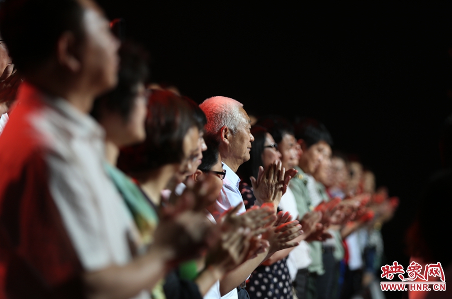 中央電視臺“時代楷模”發(fā)布廳，觀眾起立為“編外雷鋒團(tuán)”鼓掌。