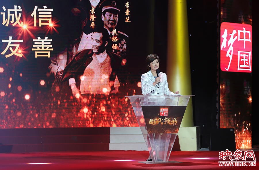 中央電視臺“時代楷模”發(fā)布廳，發(fā)布人敬一丹介紹“編外雷鋒團(tuán)”。