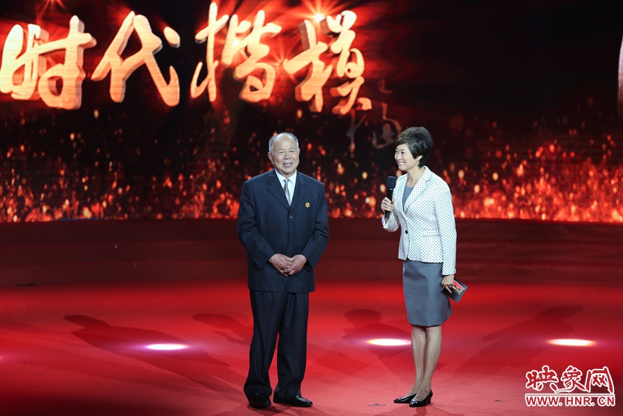 河南鄧州“編外雷鋒團(tuán)”團(tuán)長，在“時代楷?！卑l(fā)布廳接受敬一丹訪問。