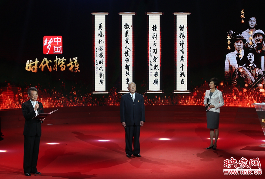 朗誦者現(xiàn)場朗誦贊河南鄧州“編外雷鋒團(tuán)”的楹聯(lián)。