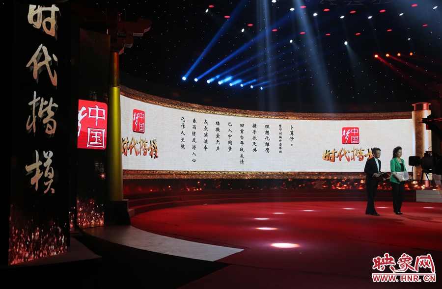 朗誦者朗誦贊河南鄧州“編外雷鋒團(tuán)”詩文。