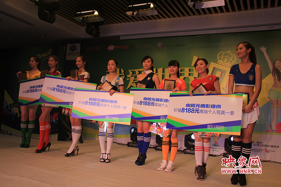 18位足球佳麗通過自我列紹、旗袍走秀、球衣展示三輪比拼，最終8位選手成功勝出。