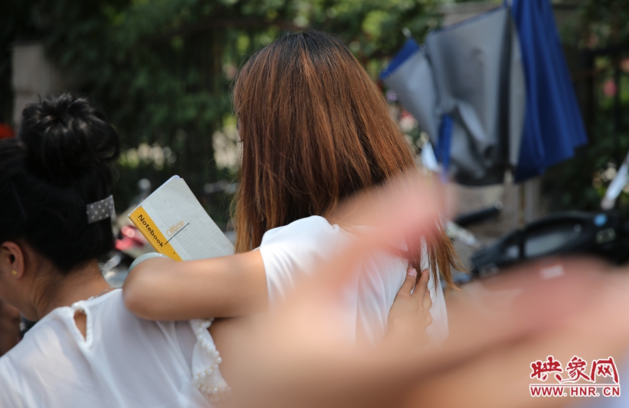 兩名看守?cái)偽坏呐⒁?jiàn)記者拍照離開(kāi)現(xiàn)場(chǎng)。