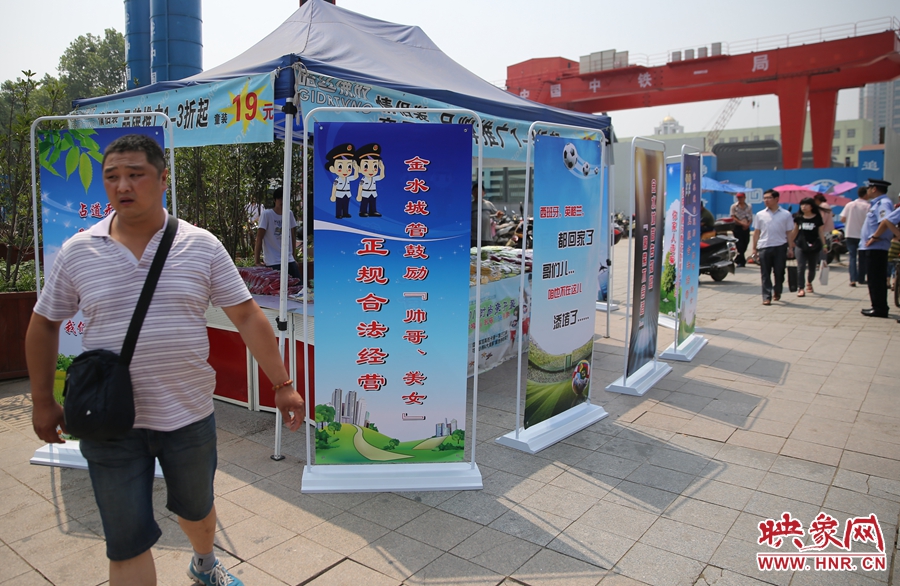 攤位被“圍觀”后，沒(méi)有一單生意，過(guò)往市民叫好。