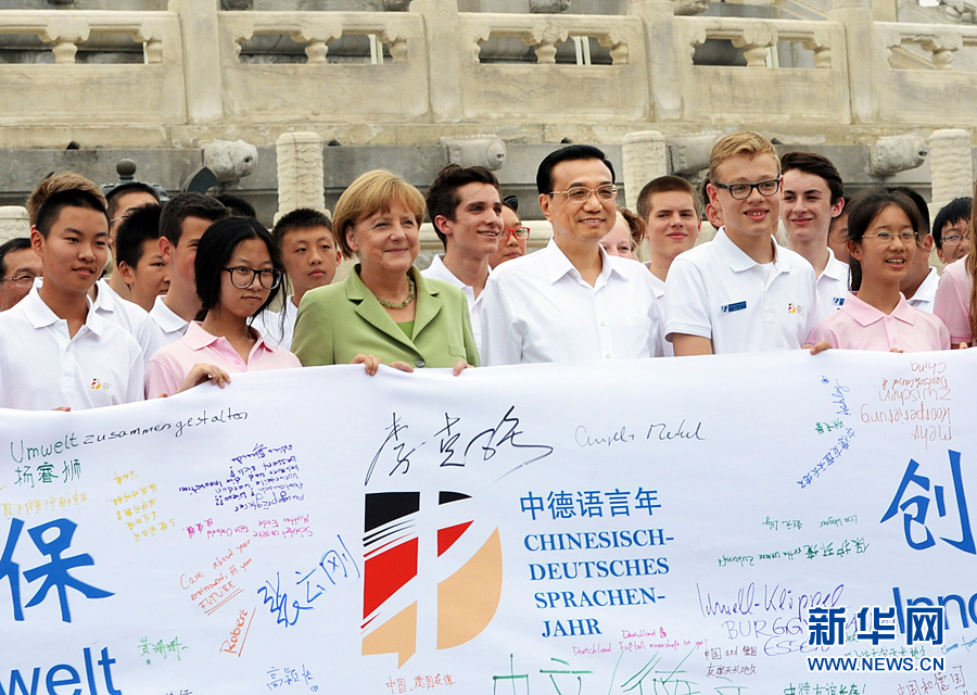 李克強同默克爾與青少年在天壇祈年殿前合影留念。