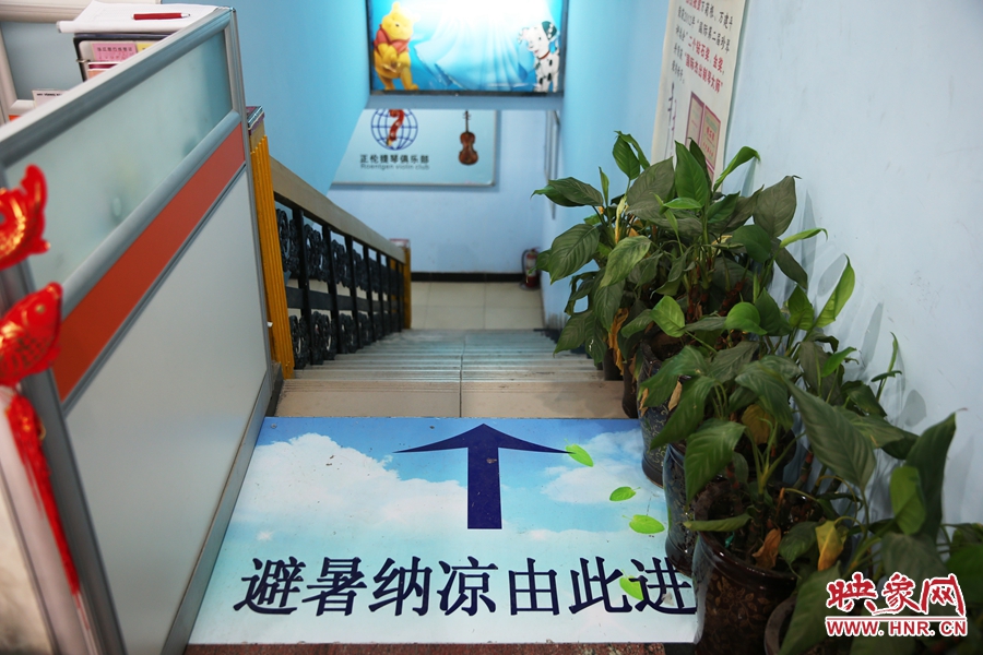 金水區(qū)人防（珠江琴行）納涼點(diǎn)入口處的明顯標(biāo)識(shí)。