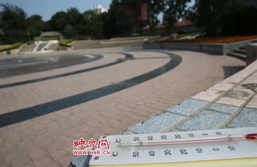 7月8日下午15時(shí)46分，紫荊山公園地表溫度為42度（溫度計(jì)放置地面測(cè)量），比人防納涼處高17度。