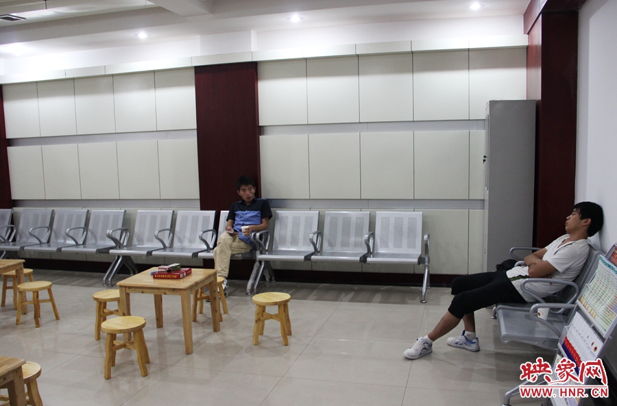 中原區(qū)人防納涼場(chǎng)所（桐柏路與中原路交叉口），市民在22度的室內(nèi)休息，并配有棋牌和飲用水。