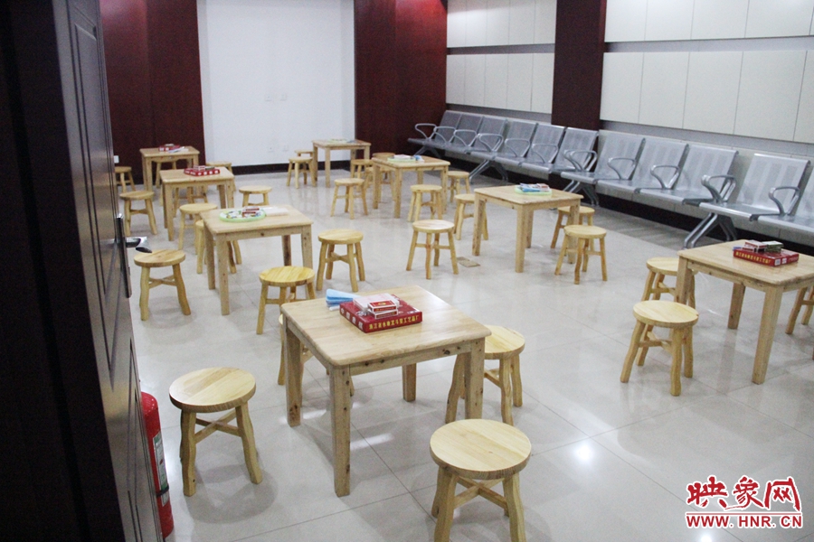 中原區(qū)人防納涼場(chǎng)所（桐柏路與中原路交叉口），內(nèi)部環(huán)境干凈整潔。