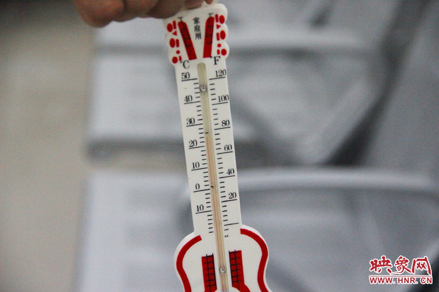 中原區(qū)人防納涼場(chǎng)所（桐柏路與中原路交叉口），室內(nèi)溫度達(dá)24度，相比中原區(qū)室外溫度低14度。