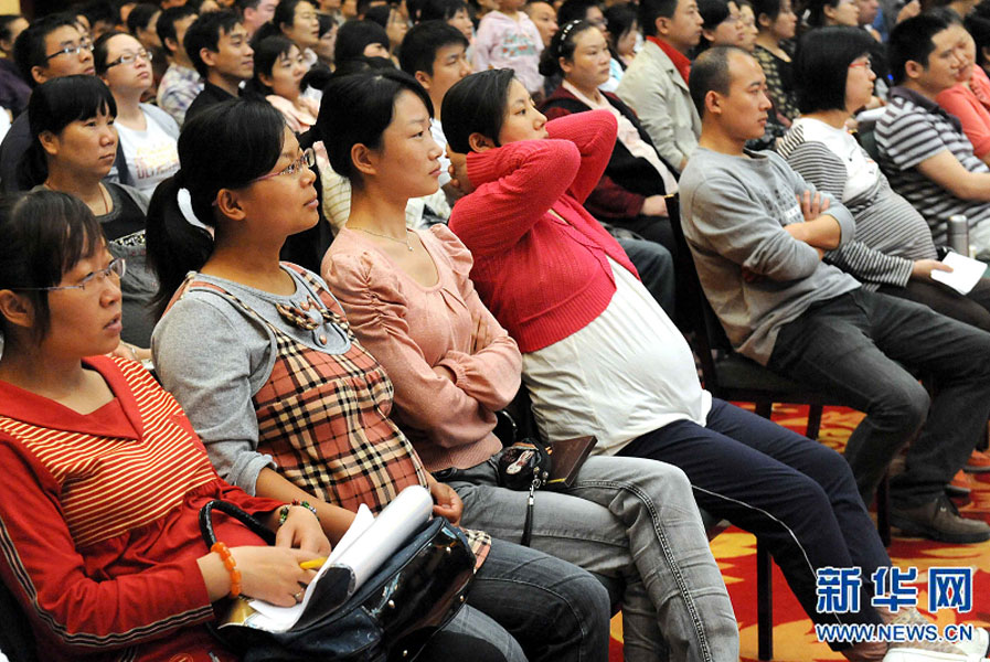 “準(zhǔn)媽媽”和“準(zhǔn)爸爸”們在鄭州市舉行的一場金色“孕”律音樂會現(xiàn)場欣賞搖籃曲（2011年5月8日攝）。