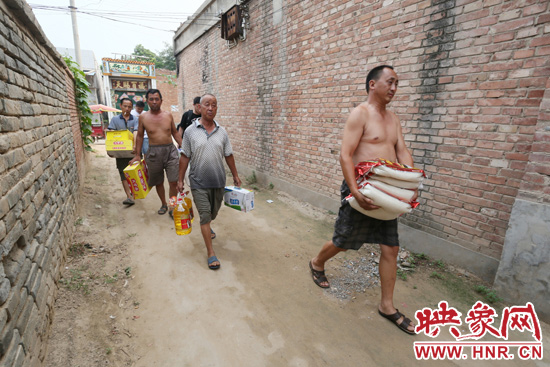 映象網(wǎng)記者為老人帶來大米糧油等生活物資。