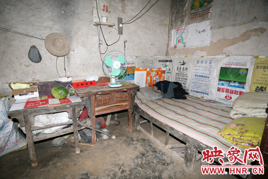 老人的居住條件十分簡陋。