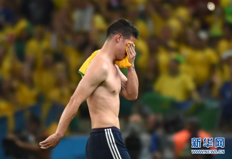7月4日，哥倫比亞隊(duì)球員羅德里格斯退場(chǎng)時(shí)掩面而泣。