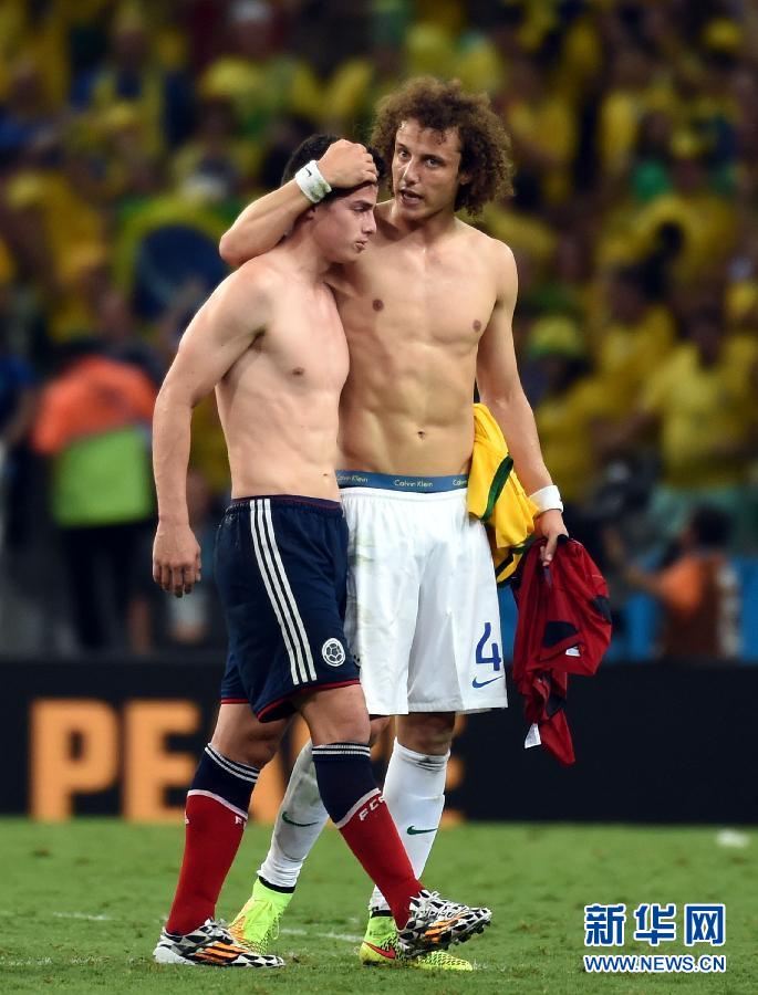 圖為7月4日，巴西隊(duì)球員路易斯（右）賽后安慰哥倫比亞隊(duì)球員羅德里格斯。