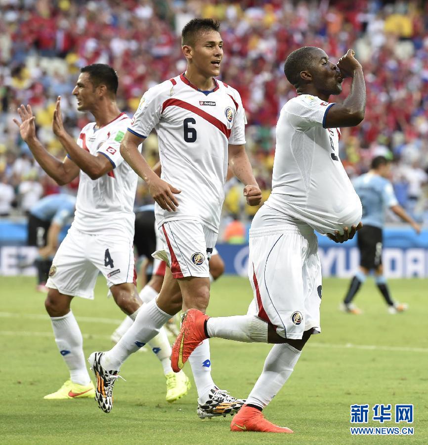 6月14日，哥斯達(dá)黎加隊(duì)球員喬·坎貝爾（右一）進(jìn)球后將足球塞進(jìn)衣服內(nèi)慶祝。
