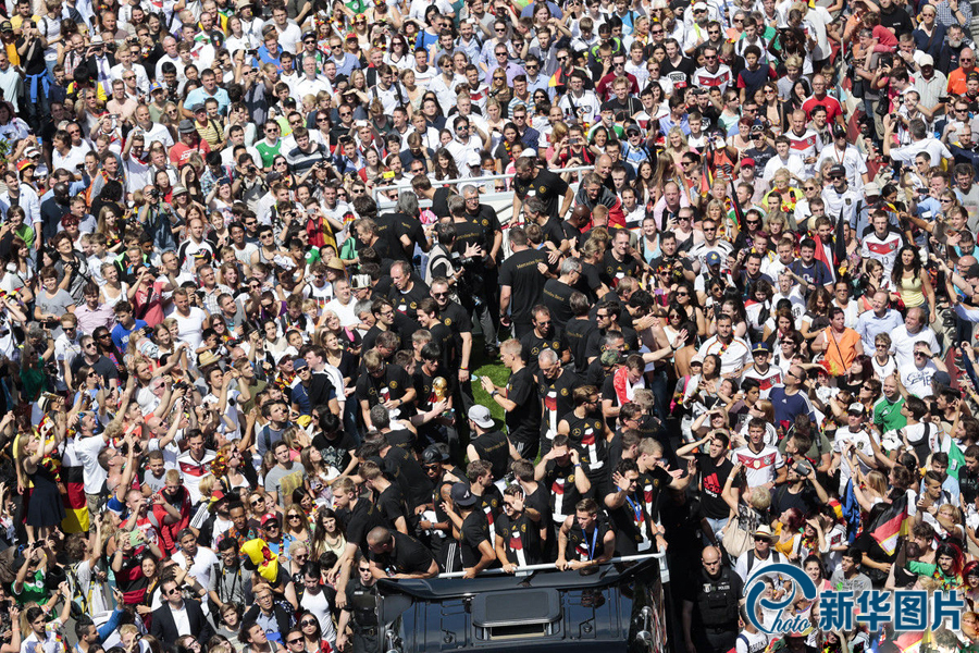 當(dāng)?shù)貢r(shí)間2014年7月15日，德國柏林，德國隊(duì)歸國舉行奪冠巡游。