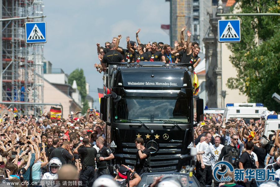 當(dāng)?shù)貢r(shí)間2014年7月15日，德國柏林，德國隊(duì)歸國舉行奪冠巡游。