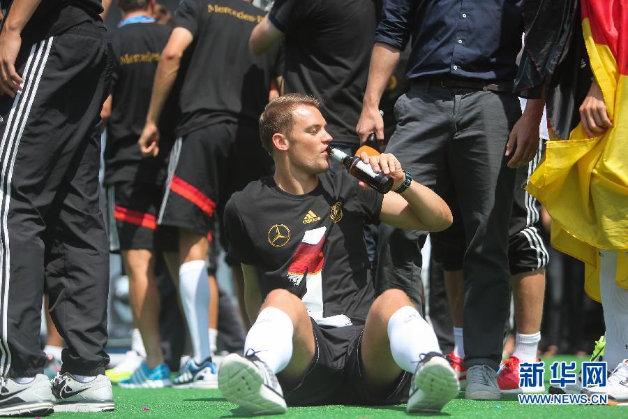 當(dāng)?shù)貢r(shí)間2014年7月15日，德國柏林，德國隊(duì)歸國舉行奪冠巡游