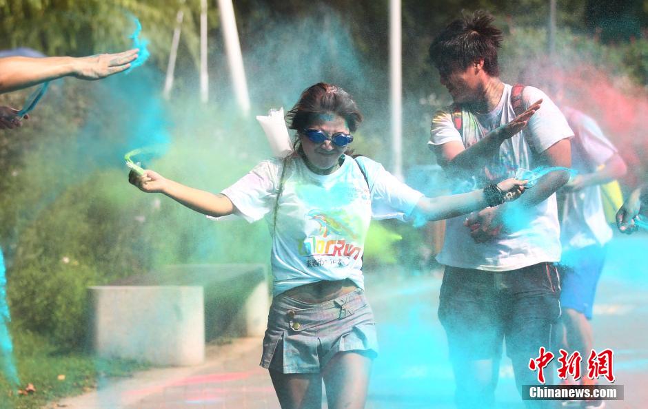 7月19日,參加彩虹跑的年輕人沖向終點(diǎn)后合影。