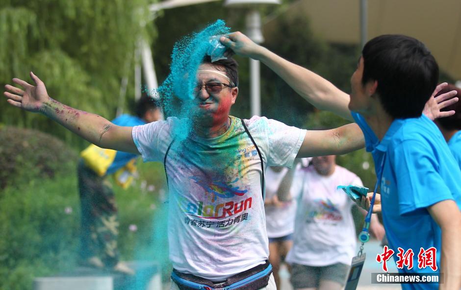 7月19日,參加彩虹跑的年輕人沖向終點(diǎn)后合影。