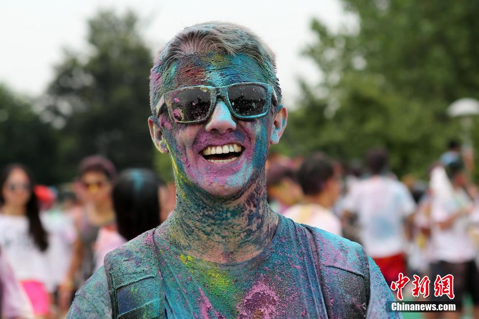 7月19日,參加彩虹跑的年輕人沖向終點(diǎn)后合影。