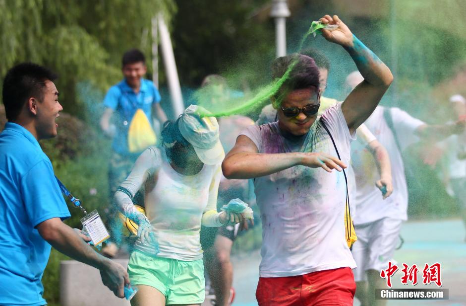 7月19日,參加彩虹跑的年輕人沖向終點(diǎn)后合影。