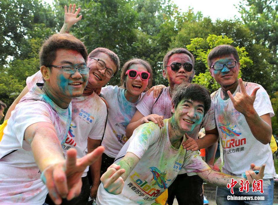 7月19日,參加彩虹跑的年輕人沖向終點(diǎn)后合影。