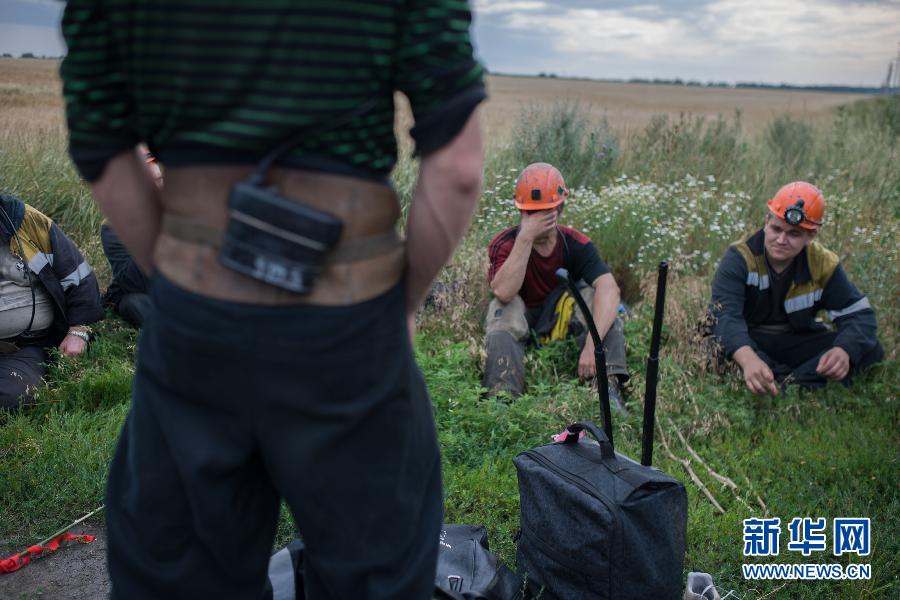 7月19日,在烏克蘭頓涅茨克州馬航MH17航班的墜毀現(xiàn)場附近,幾名礦工志愿者在休息。