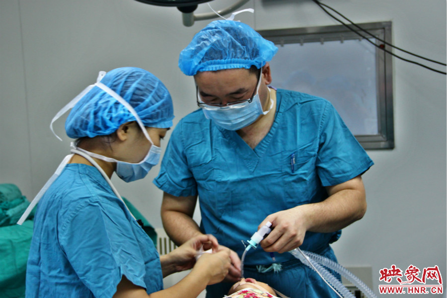 醫(yī)生正在對(duì)小龍進(jìn)行麻醉后的觀察。