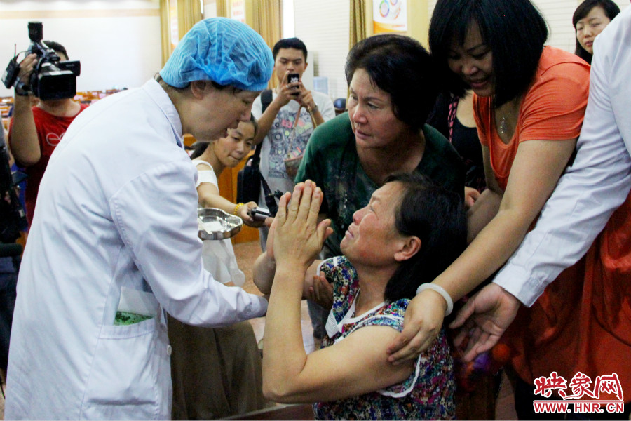 當(dāng)?shù)弥↓埬X部的鋼針成功取出，馮書想的情緒有些激動(dòng)。