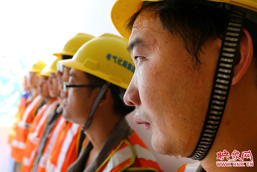 入伏的天氣里，一套工裝穿在身上，即使不動(dòng)也是滿頭大汗