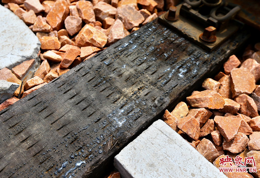 烈日的烘烤下，枕木上的瀝青已經(jīng)被曬化