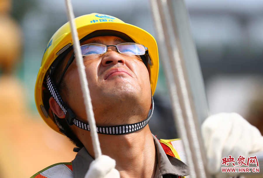 酷暑下，工人師傅的每一個(gè)動(dòng)作都消耗著大量的體力