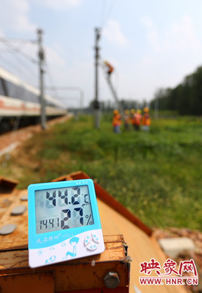 剛開(kāi)始工作20分鐘，戶外溫度已經(jīng)達(dá)到44.2℃