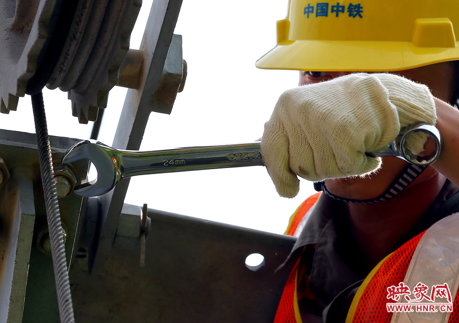 雖然備受高溫的煎熬，但是工作卻是一絲不茍