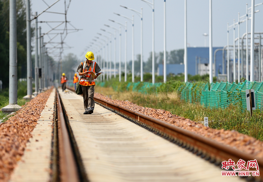 在前往下個(gè)檢修點(diǎn)的路上，還不忘查看工作單