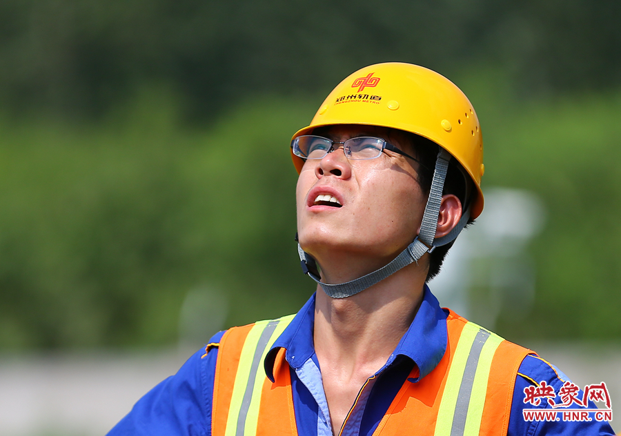 在直射的陽(yáng)光下，工作人員只能瞇著眼睛觀察施工情況