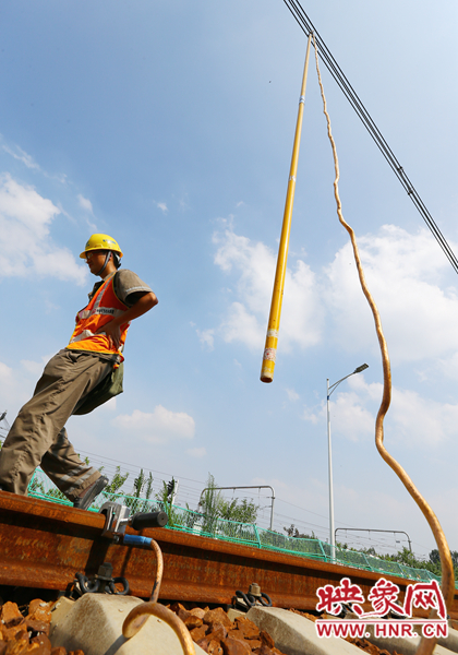 金屬的施工工具，在高溫的暴曬下需要帶上手套才敢觸碰