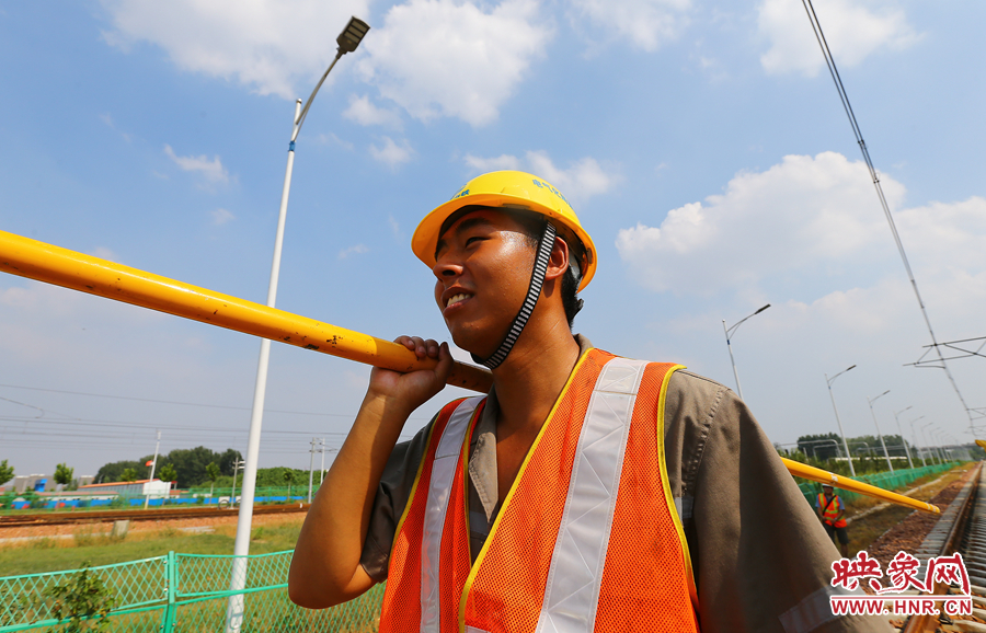 被陽(yáng)光曬得黝黑的面龐上充滿了朝氣和自豪